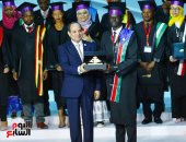 الرئيس السيسى يكرم عددًا من النماذج الواعدة من الشباب الأفريقى