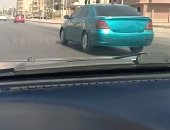 أمسك مخالفة ..سيارة بدون لوحات معدنية بشارع بالتجمع الخامس
