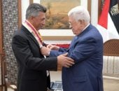 الرئيس الفلسطينى يمنح عمر العبداللات وسام الثقافة والعلوم والفنون 