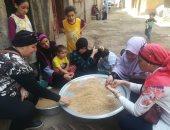 صور .. عضوات القومى للمرأة ينظفن القمح خلال حملة طرق الأبواب ببنى سويف