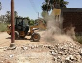 صور.. تنفيذ 3 قرارات إزالة تعديات ومبان وأسوار بدون تراخيص بمدينة الأقصر
