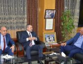 محافظ الإسماعيلية يستقبل إبراهيم عثمان لبحث تطورات الأوضاع بنادى الإسماعيلى