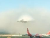 صور و فيديو.. طائرة لـ"طيران الإمارات" تخترق السحب أثناء هبوطها بمطار لندن