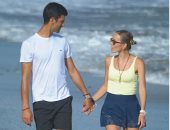 شاهد.. أسطورة التنس نوفاك ديوكوفيتش يقضى أجازته مع زوجته على الشاطئ