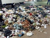 قارئ يشكو من انتشار القمامة أمام محطة مزلقان بشتيل بالجيزة