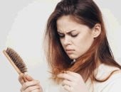 5 أسباب شائعة لتساقط الشعر .. منهم مرض الثعلبة والإجهاد