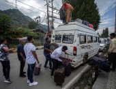 صور.. فرار آلاف الهنود من كشمير بعد تحذير أمنى يتعلق بهجمات محتملة