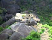 قرية غية السعودية يعيش أهلها وسط صخور ملساء على إرتفاع 700 متر