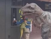 فى مشهد غريب.. ديناصور خارج مطعم للوجبات السريعة