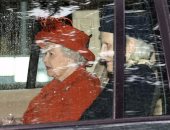 الملكة اليزابيث تتألق باللون الأحمر البراق خلال إجازتها الصيفية