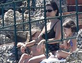 كورتني كاردشيان تقضى إجازة ممتعة بإيطاليا مع طفليها.. وتظهر بمايوه من fendi