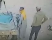 فيديو.. نباش قمامة وزوجته يسرقان غطاء بيارة صرف صحى بطنطا