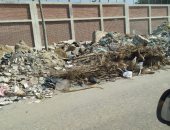 انتشار أكوام القمامة خلف سور مستودع الهايكستب بجسر السويس
