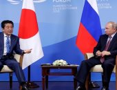 رئيس وزراء اليابان يلتقى بوتين على هامش قمة منتدى الشرق الاقتصادى