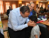 محافظ الشرقية يستقبل طفل مريض سرطان ويكلف بتوفير شقة لوالدته