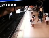 فيديو.. دفع شاب على قضبان قطار فى إسبانيا دون سبب 
