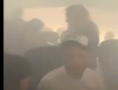 شاهد.. دخان كثيف يتسرب داخل طائرة بريطانية وإخلاء الركاب