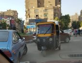 "التكاتك" تسير عكس الاتجاه فى وضح النهار بميدان حلمية الزيتون بالقاهرة