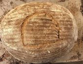 يخبز رغيفا باستخدام خميرة "فرعونية" عمرها 4500 عام 