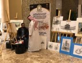 فنان يرسم لوحات تذكارية فى الحرم ويهديها للحجاج.. صور