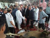 محافظ القاهرة يفرض غرامات على محلات الجزارة التى تترك مخلفات الذبح بالشوارع