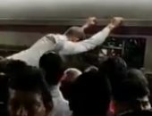 فيديو.. هندى يحاول صعود قطار "طيرانا" بسبب الزحام الشديد