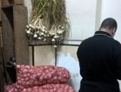 صور.. تخزين بصل وثوم داخل مسجد العمرى بمحافظة الإسكندرية