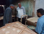 فى زيارة مفاجئة.. محافظ الوادى الجديد يكافئ عاملين بمخبز لالتزامهم بالمواصفات