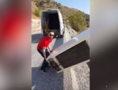 فيديو.. "ألقاها فى سفح الجبل".. الشرطة الإسبانية تجبر شابا على استعادة ثلاجته