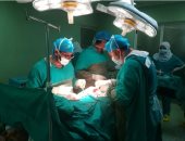 صور.. نجاح أول جراحة لتركيب شريان صناعى لمريض بمستشفى تأمين بنى سويف