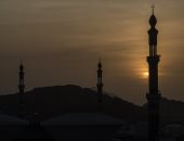 صور.. مسجد نمرة بعد غروب الشمس يخطف القلوب والأبصار