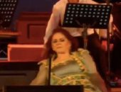 فيديو..ميادة الحناوى تسقط على المسرح بتونس وتستأذن الجمهور الغناء جالسة