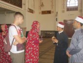 شاهد وفود سياحية من جنسيات مختلفة تزور مسجد الميناء الكبير بالغردقة.. صور