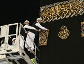 استبدال كسوة الكعبة المشرفة القديمة بكسوة جديدة