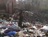 صور.. أهالى بلبيس يشكون تراكم القمامة أمام المركز الطبى