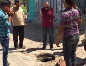 صور.. إصلاح عطل بالصرف الصحى بمنطقة الشابورى بمدينة الخانكة