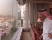 شاهد.. لحظة وصول خادم الحرمين الشريفين لمنى للإشراف على خدمة الحجيج