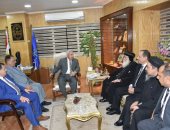 محافظ أسوان يستقبل الأنبا هدرا ووفد قبطى للتهنئة بالعيد.. صور
