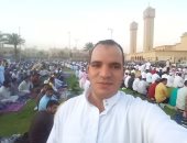"أكرم".. مصرى بالسعودية يشارك بصورة من صلاة العيد فى مدينة الجبيل