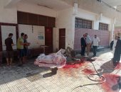 "ذبيحة فى فناء مدرسة".. رئيس مدينة بنها يحرر محضرا لمواطن ذبح الأضحية فى مدرسة ابن خلدون.. التعليم تستبعد مدير المدرسة وتحيل الواقعة للتحقيق.. والحارس: فتحت الباب بناء على أوامر المدير.. المحافظ: المدارس للعلم 