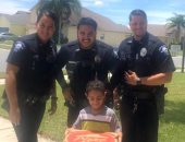 قوات الشرطة فى فلوريدا يفاجئون طفلا 5 سنوات ببيتزا بعد اتصاله بهم بالخطأ