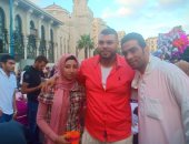 صور.. شادى محمد يلتقط الصور التذكارية مع مواطنين الإسكندرية عقب صلاة العيد