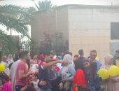 صور.. "السيلفى" يسيطر على ساحات صلاة العيد بالإسكندرية
