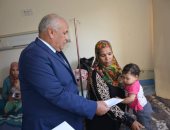 صور.. محافظ الوادى الجديد يزور المرضى بمستشفى الخارجة للتهنئة بعيد الأضحى