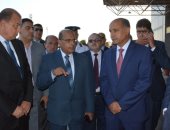 صور.. وزير الطيران يتابع انتظام حركة السفر والوصول بمطار القاهرة 