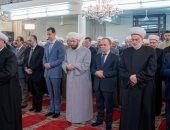 بشار الأسد بجوار كبار رجال الدولة أثناء صلاة العيد بسوريا