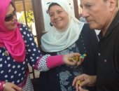 صور.. رئيس مدينه قها توزع "شكولاتة" على المواطنين في احتفالات العيد