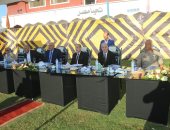 صور.. محافظ كفر الشيخ يتناول الإفطار مع المجندين ويلتقط صورا مع الأطفال