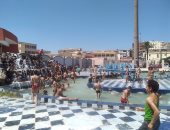 صور.. الأطفال يلجأون لحمامات السباحة والأهالى يتوافدون على الحدائق بكفر الشيخ