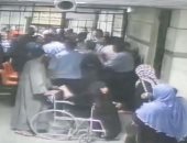 فيديو.. تفاصيل تعدى أقارب أحد المرضى على مستشفى سوهاج الجامعى